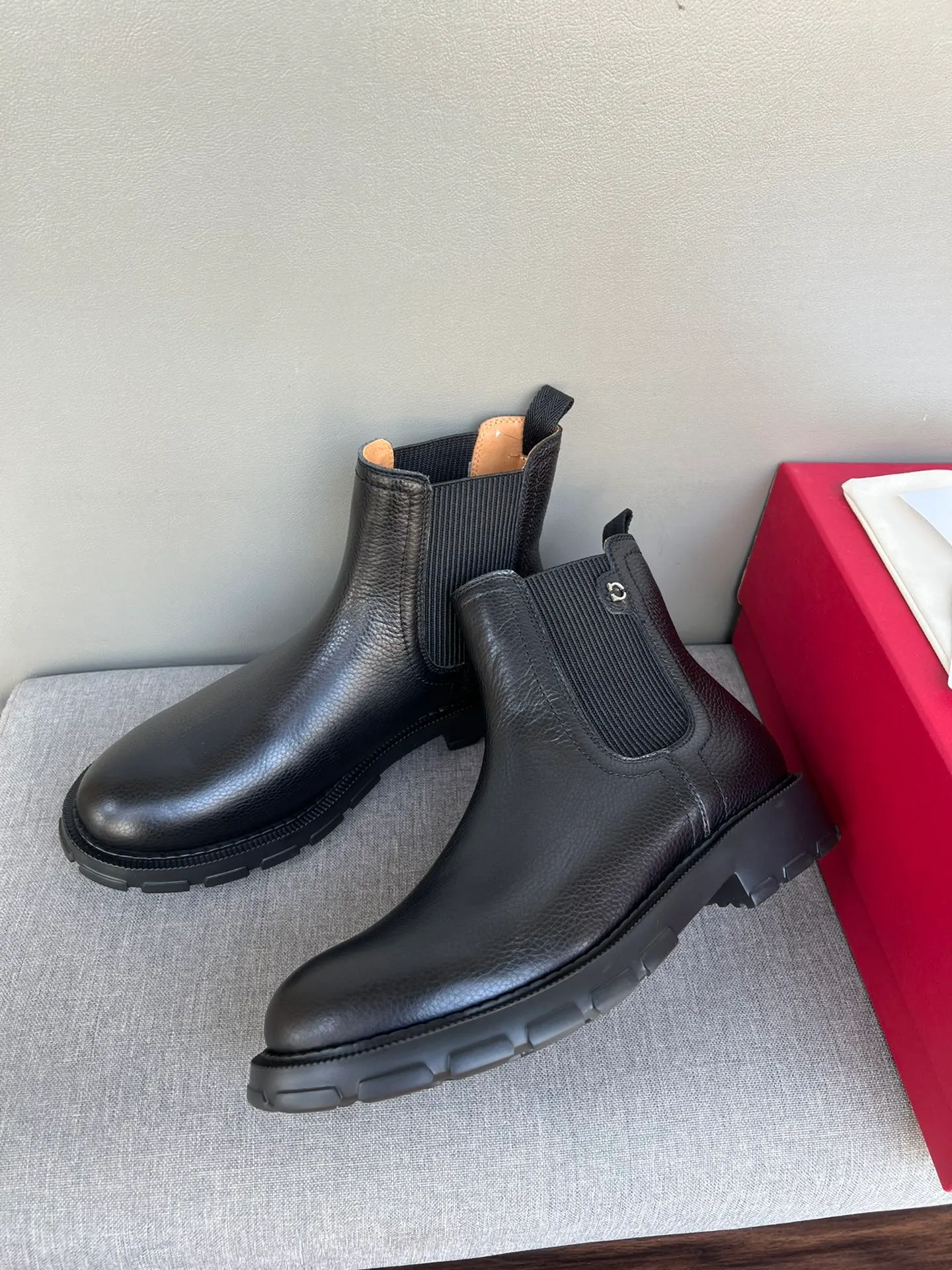 [Ferragamo] Top P: 1000💰 Number of yards: 39~44 (38.45 custom-made, non-refundable) Ferragamo winter series, original 1:1 development, casual men's short boots, original quality, exclusive new Ferragamo autumn and winter new high-top men's shoes, exquisite hand-stitching, workmanship details comparable to counters, imported calfskin upper, cowhide lining, original foam outsole.